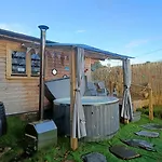 Luxury Log Cabin With Wood Fired Hot Tub