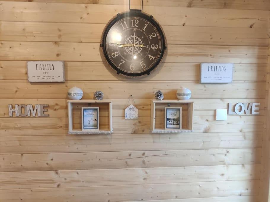 Luxury Log With Wood Fired Hot Tub Moville