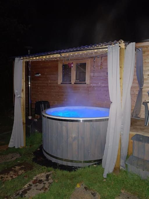 Luxury Log With Wood Fired Hot Tub *