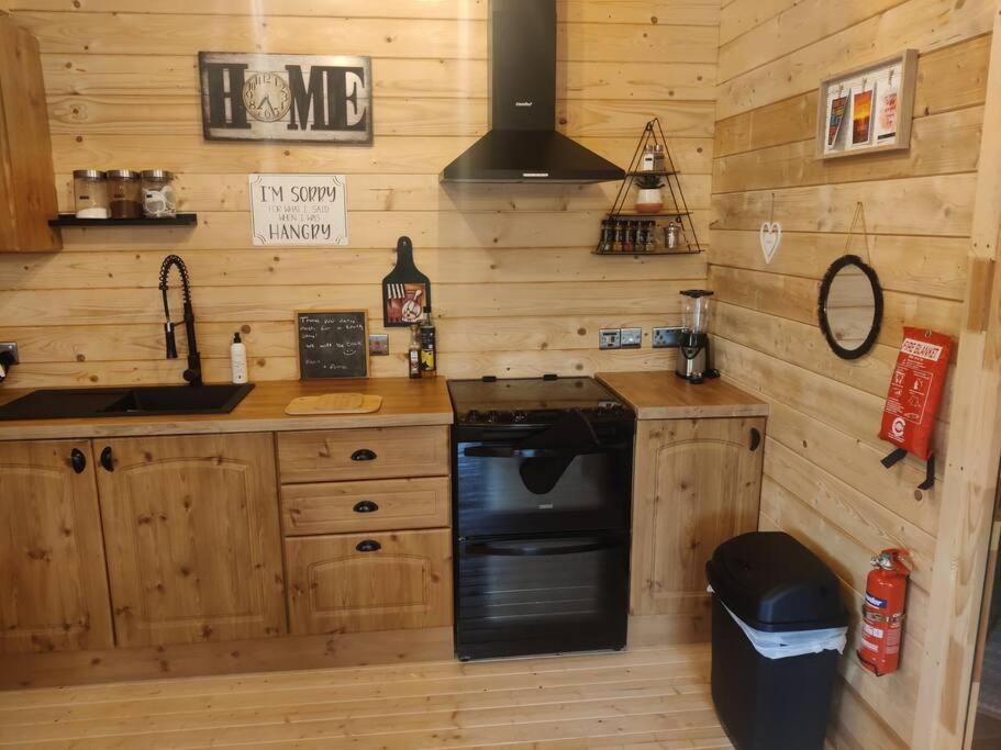Luxury Log With Wood Fired Hot Tub Chalet *