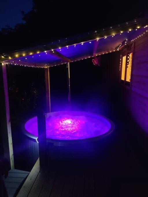 Luxury Log With Wood Fired Hot Tub Chalet *
