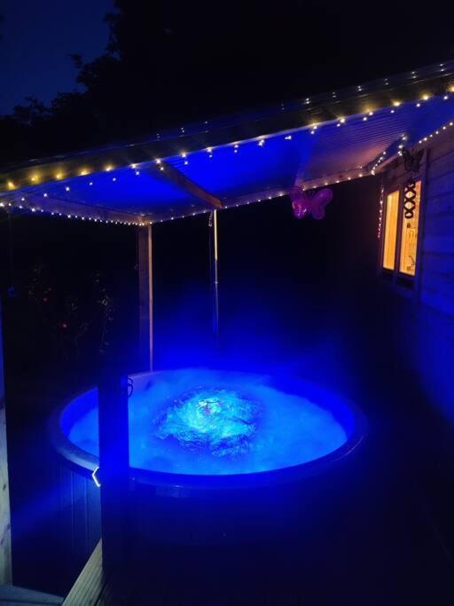 Luxury Log With Wood Fired Hot Tub *