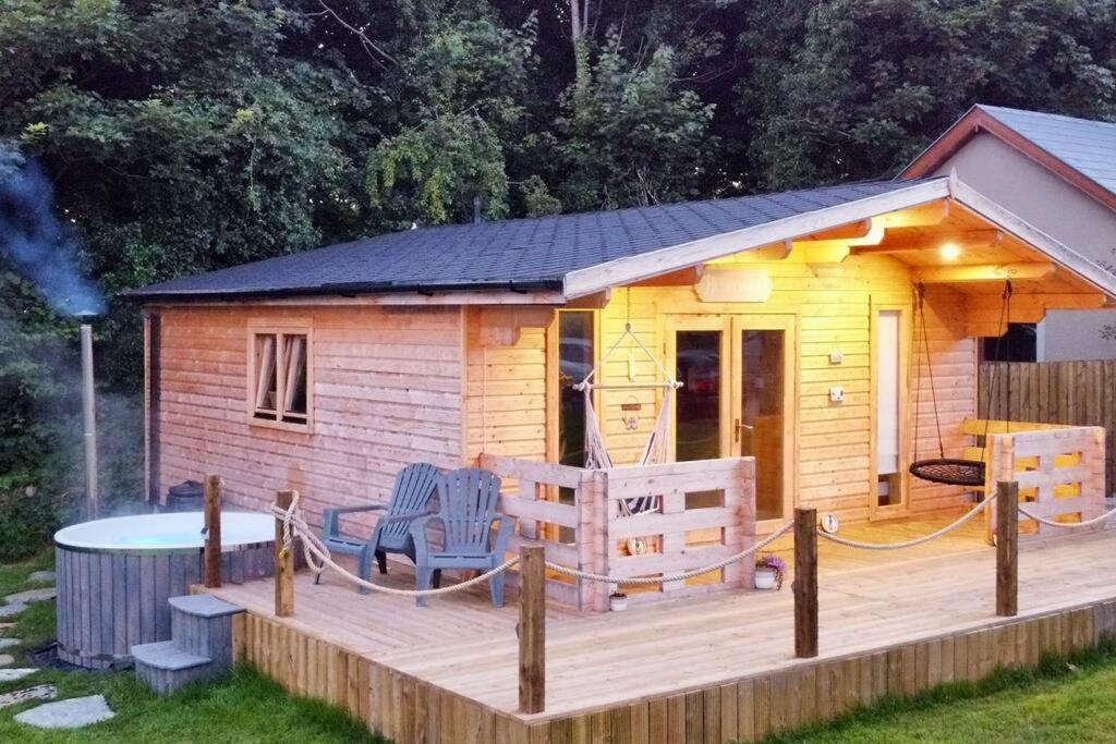 Luxury Log With Wood Fired Hot Tub