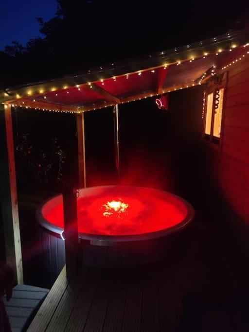 Luxury Log With Wood Fired Hot Tub *