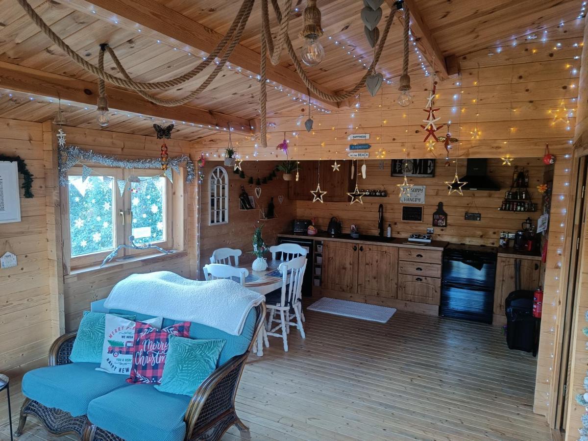 Luxury Log With Wood Fired Hot Tub *