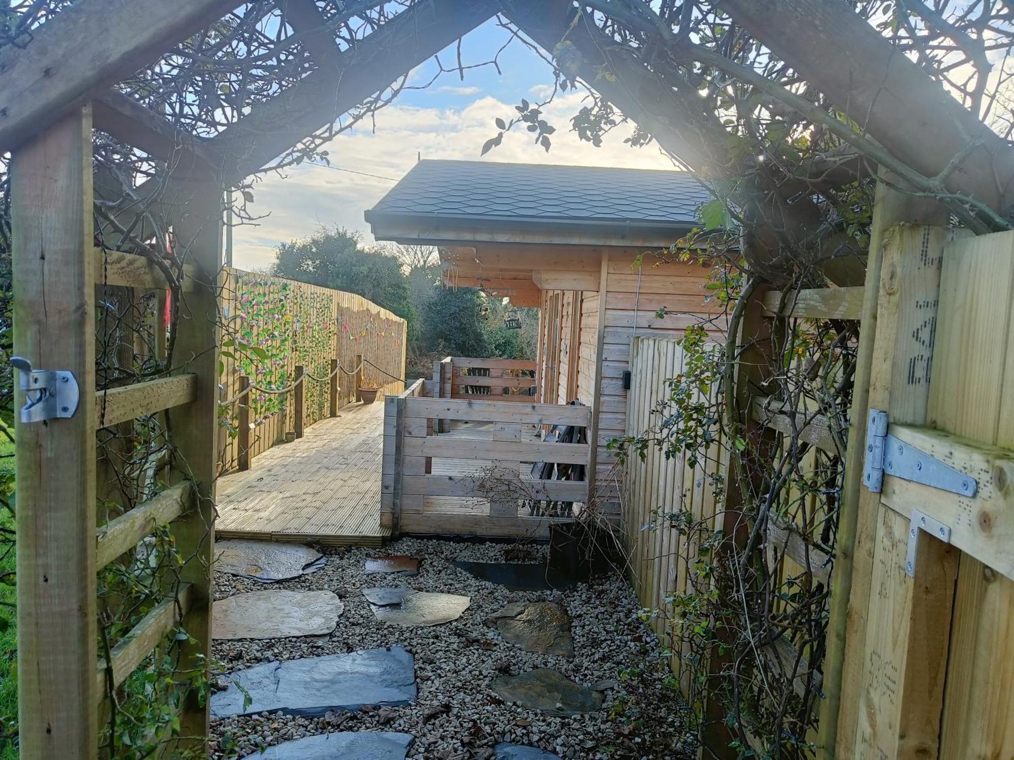 Chalet Luxury Log With Wood Fired Hot Tub Moville